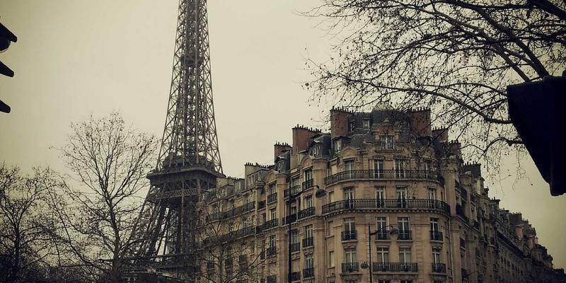 市场调研中的定性研究深度解析：焦点小组与深度访谈的设计与执行